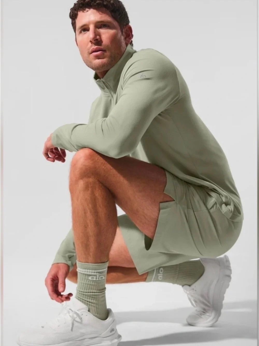 Alo Limited Edition in Limestone/ White Unisex Size M Throwback Crew Socks NWT